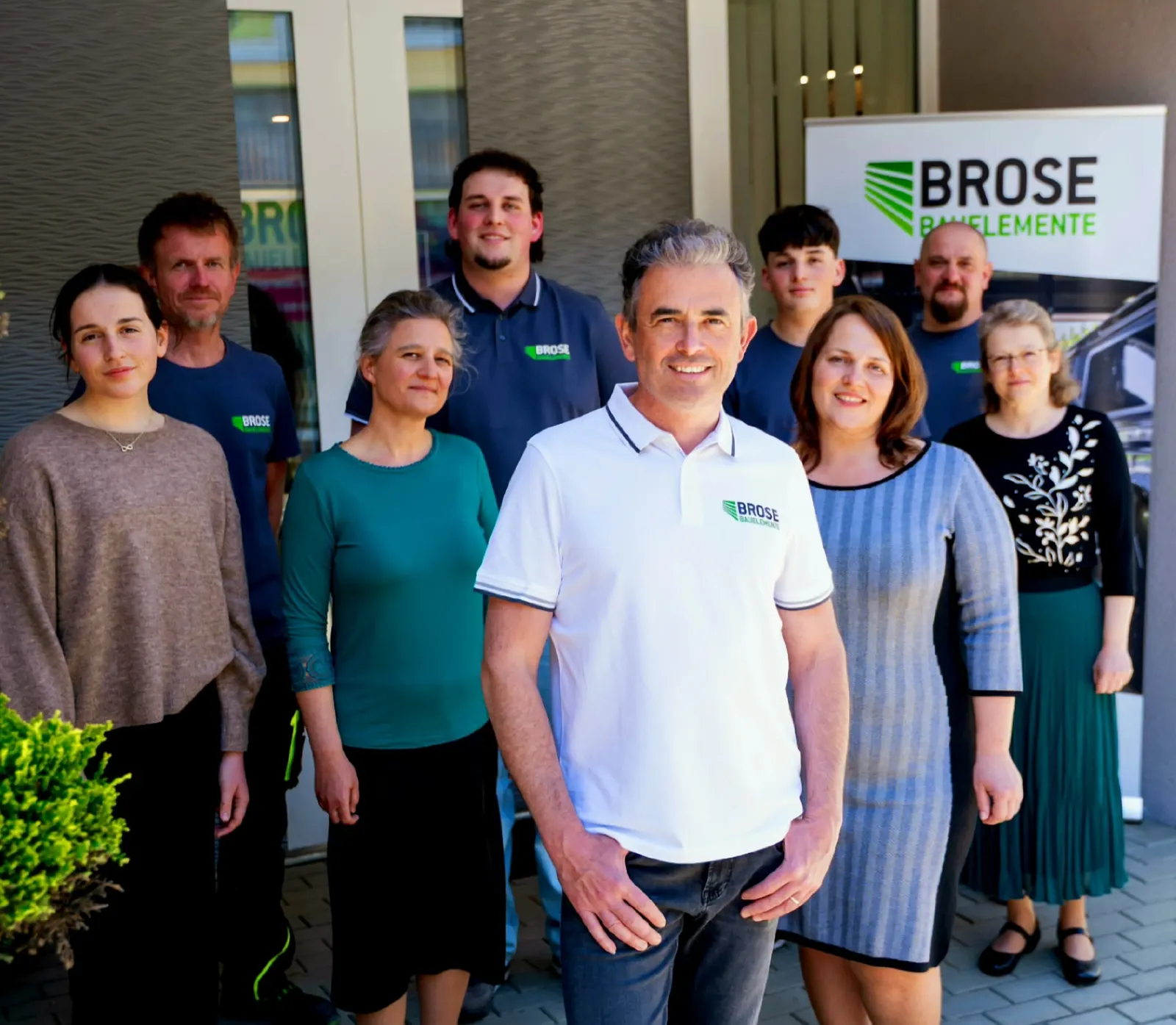 Das gesamte Team von Brose Bauelemente vor dem Firmeneingang in Wildberg