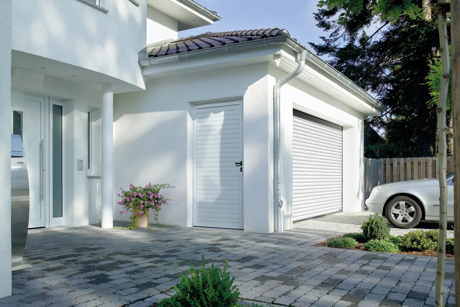 Nebentür NT 60 perfekt abgestimmt zu weißem Rolltor