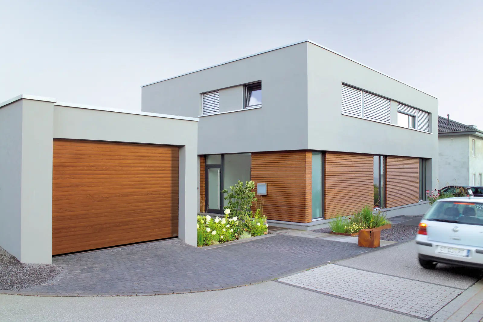 Garagen-Rolltor von Hörmann in abriebfestem Decograin passend zur Holz-Fassade