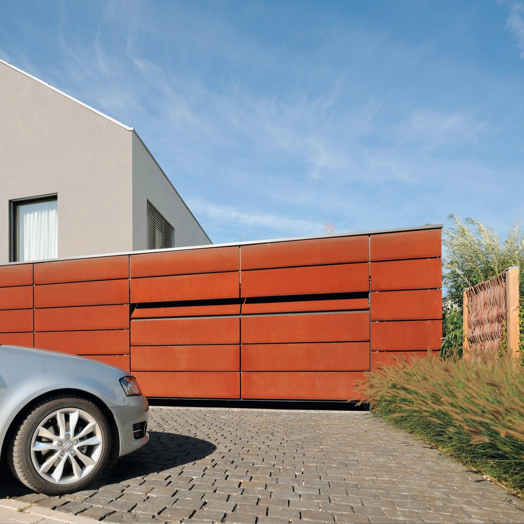 Hörmann-Sektionaltor fassadenbündig beplankbar für ein nahtloses Fassadenbild